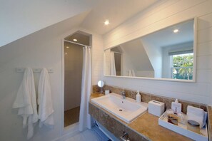Hair dryer, towels - Charming 2BR Island Cottage with Pool & Generator (Governor`s Harbour)