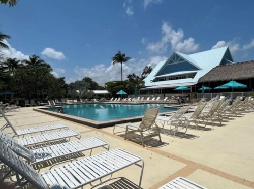 Coastal 1 Bdrm Villa w/Private Balcony in a Tropical Oasis