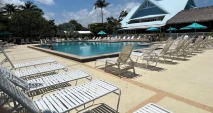 Elegancia costera al descubierto: ¡Villa tropical de lujo de 1 dormitorio!