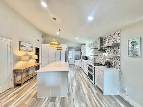 Modern Lakehouse for 6, Pet+EV, Walk to the lake!