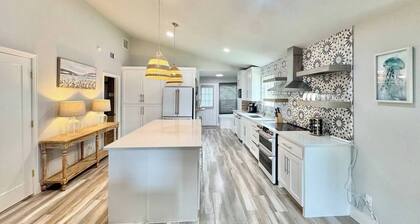 Modern Lakehouse for 6, Pet+EV, Walk to the lake!