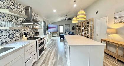 Modern Lakehouse for 6, Pet+EV, Walk to the lake!