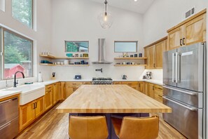 Geladeira, micro-ondas, fogão, cooktop