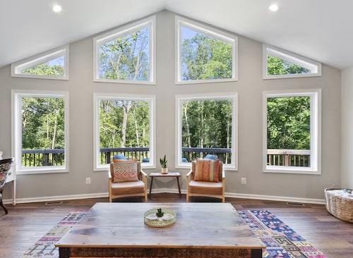 Shenandoah Getaway Cabin - Hot Tub, Sauna, Fire Pit & Forest Views. Near Hiking