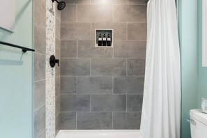 Dusche, Haartrockner, Handtücher, Seife
