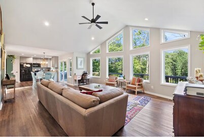 Shenandoah Escape Cabin - Hot Tub, Sauna, Fire Pit &  Forest Views. Near Hiking