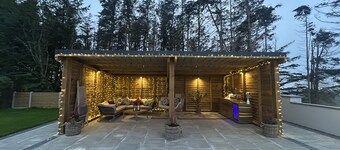 Luxury 5-Bedroom Cottage With Hot Tub