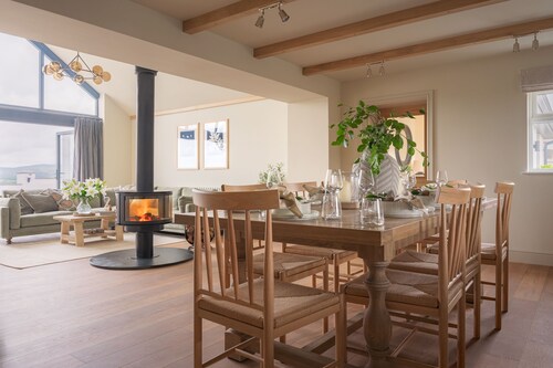 Dreamy 5-Bedroom Cottage with Private Hot Tub