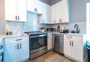 Maison, 1 grand lit, patio, vue jardin (Atlas Cottage) | Cuisine privée | Réfrigérateur, micro-ondes, four, plaque de cuisson