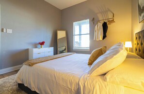House, 1 Queen Bed, Patio, Garden View (Atlas Cottage) | 1 bedroom, individually decorated, individually furnished, bed sheets