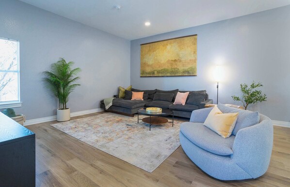 House, 1 Queen Bed, Patio, Garden View (Atlas Cottage) | Living area | 42-inch flat-screen TV with digital channels