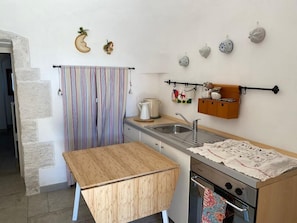 Fridge, oven, stovetop, coffee/tea maker