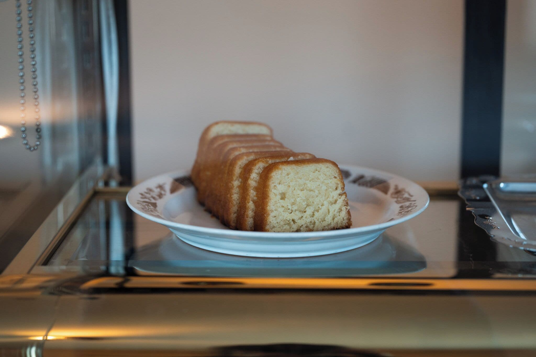 Une part de gâteau sur une assiette, posée sur une table.