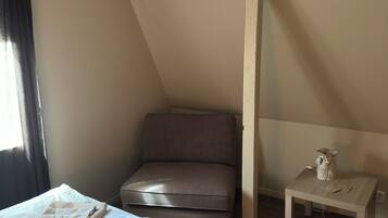 Basic tvåbäddsrum - uteplats - utsikt mot trädgården | Gratis wi-fi