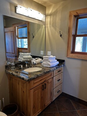 Secador de cabelo, toalhas de banho