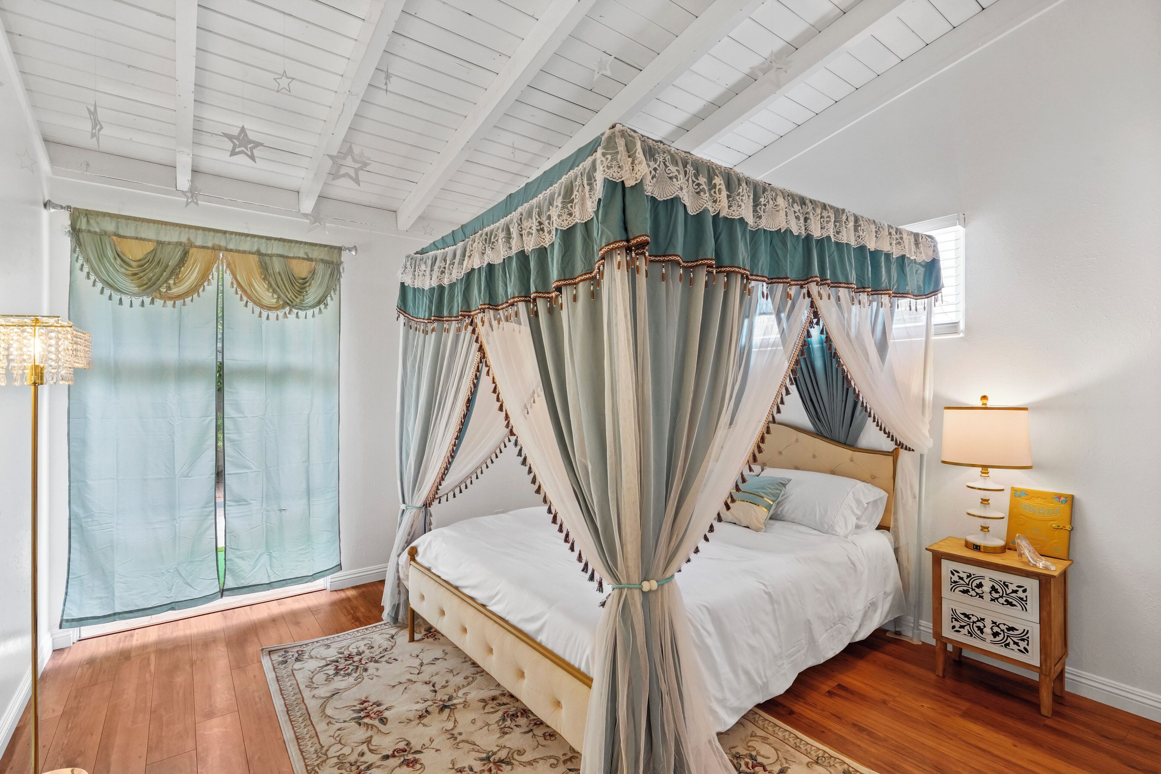 4 bedrooms, WiFi, bed sheets