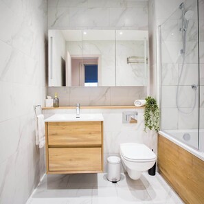 Dusche, Haartrockner, Shampoo
