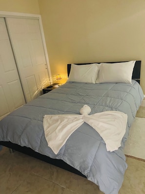 1 habitación, tabla de planchar con plancha, wifi gratis y ropa de cama