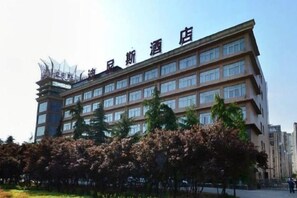 A multi-story hotel with a modern design, featuring a prominent entrance and a series of windows on the facade. - Dinis Hotel (Luoyang Kaiyuan) (Luoyang)