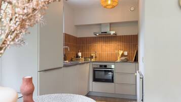 Microondas, horno, parrilla de estufa y lavavajillas