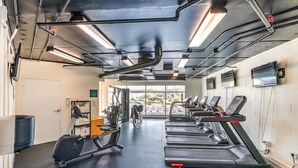 A gym with treadmills, exercise bikes, and a weight machine. - July 4 week '25 close to Disney Kissimmee / Orlando (Kissimmee)