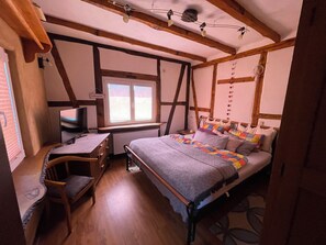 2 bedrooms, desk, iron/ironing board, free WiFi