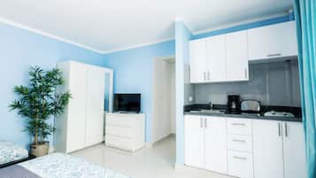 Studio | In-room safe, blackout drapes, iron/ironing board, free WiFi