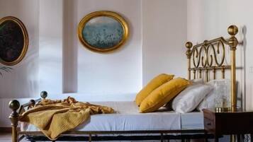 Royal-Suite, Stadtblick | Minibar (mit einigen kostenlosen Artikeln), individuell dekoriert