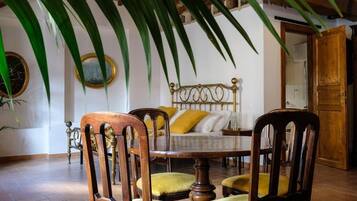 Suite Royal, vista città | Minibar (con alcuni snack e alcune bevande gratis)