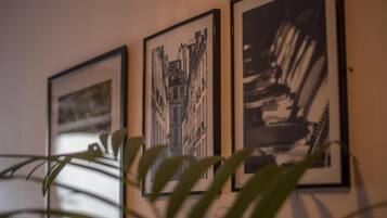 Tre fotografie in bianco e nero, incorniciate, appese a una parete.