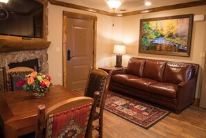 Living area - CHRISTMAS IN THE SMOKEY MOUNTAINS One Bedroom Villa (Gatlinburg)