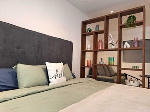 1 chambre, fer et planche à repasser