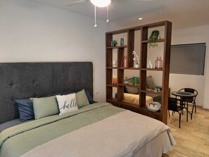 1 dormitorio y tabla de planchar con plancha