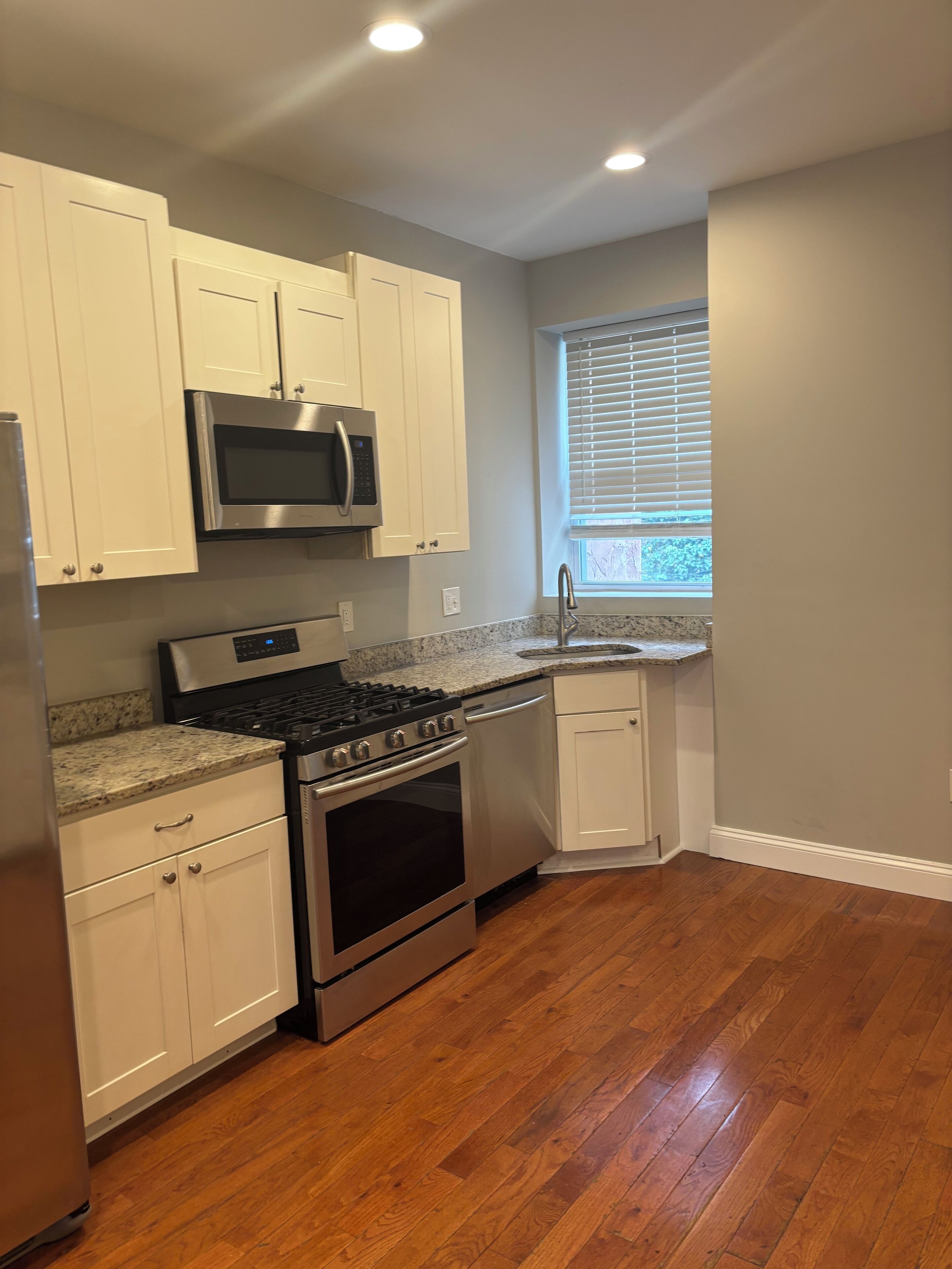 Microonde, forno, piano cottura, lavastoviglie