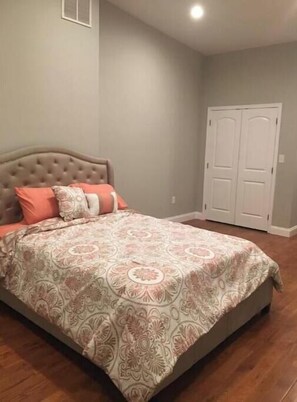 3 bedrooms, iron/ironing board, WiFi, bed sheets - Modern Madison Park (Baltimore)