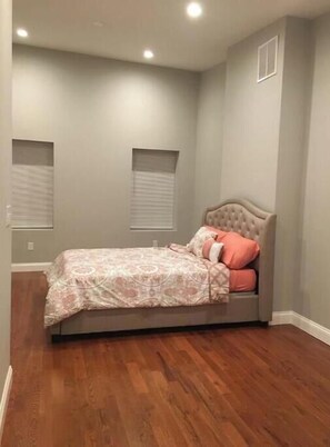 3 habitaciones, tabla de planchar con plancha, wifi y ropa de cama 