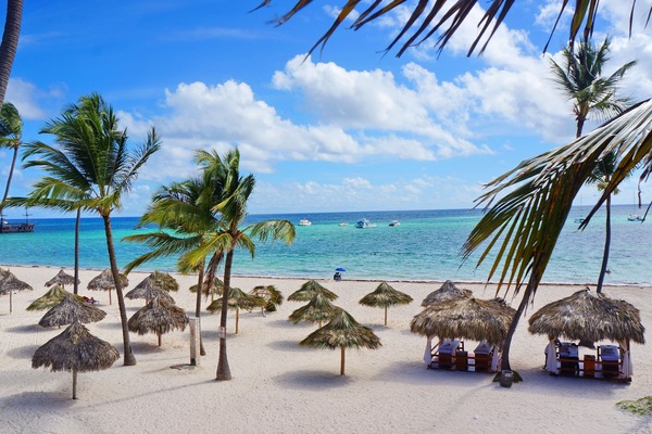 Di pantai, pasir putih, dan 2 bar pantai