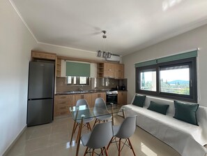 Fridge, oven, stovetop, coffee/tea maker