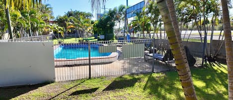 Una piscina al aire libre de temporada