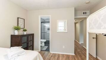 4 bedrooms, iron/ironing board, free WiFi, bed sheets