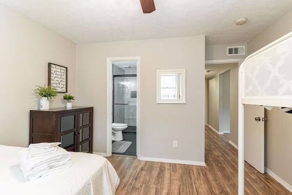 4 bedrooms, iron/ironing board, free WiFi, bed sheets