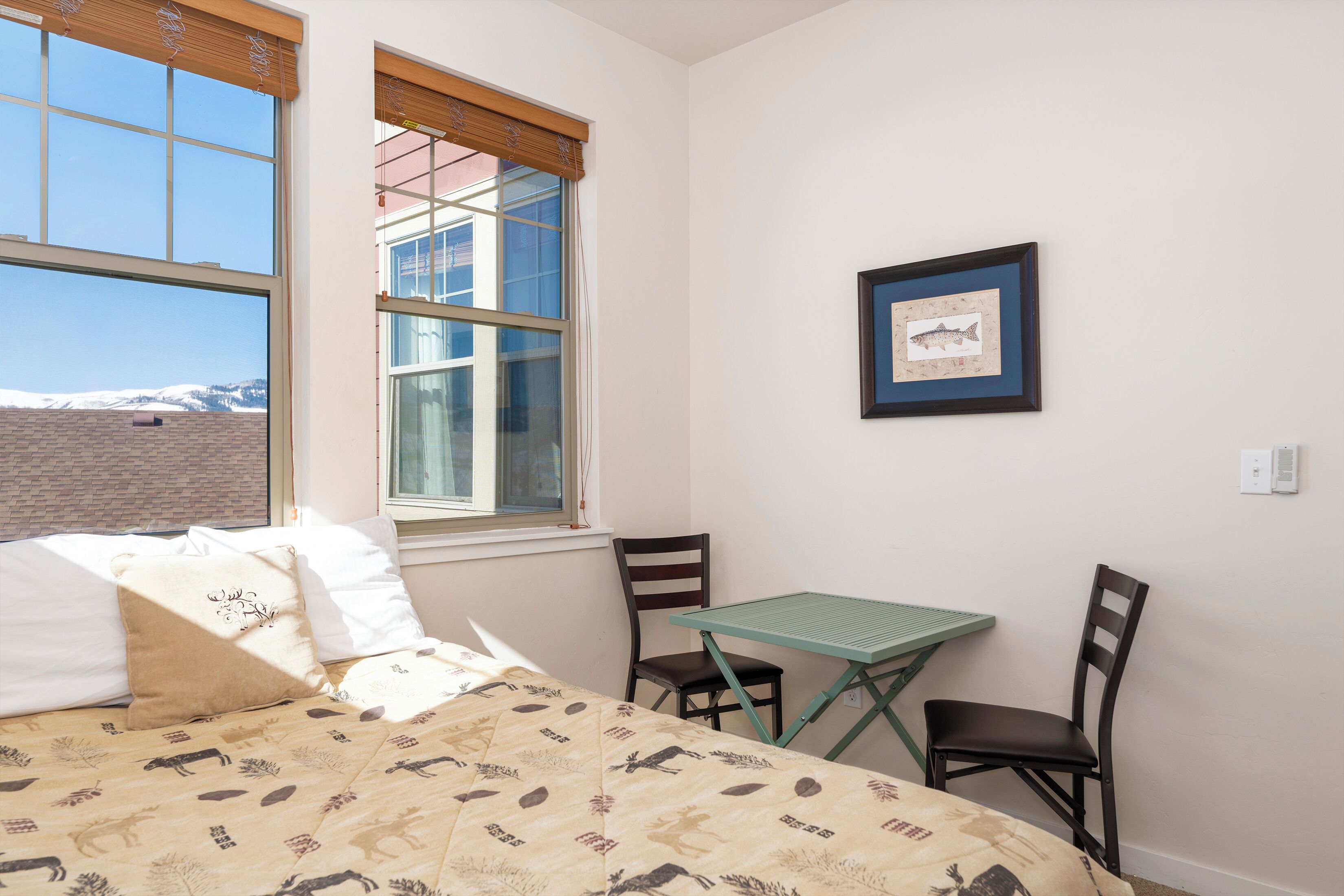 2 bedrooms, internet, bed sheets