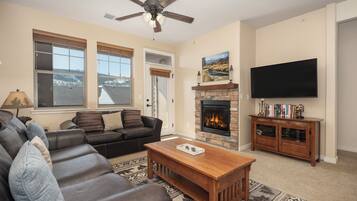 Smart TV y chimenea