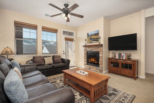 Wonderfully decorated and pet friendly two-bedroom,