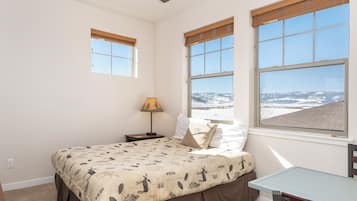 2 bedrooms, travel crib, internet, bed sheets