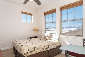 2 slaapkamers, reisbedje, internet, beddengoed