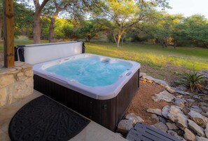 Ferienhaus, Mehrere Betten, Whirlpool, Gartenblick (Willie's Hill Country) | Außen-Whirlpool