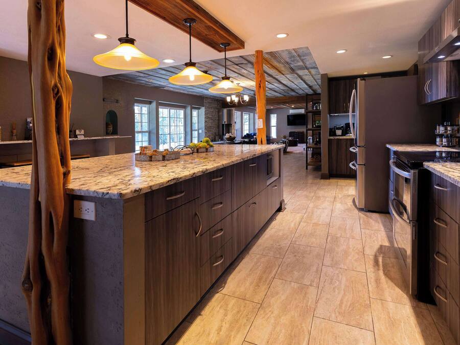 Casa, varias camas, hidromasaje, vista al jardín (Willie's Hill Country) | Cocina privada | Cafetera y tetera, refrigerador, microondas y horno