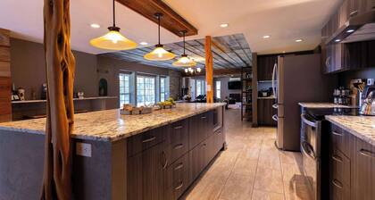 Willie's Hill Country Hideaway - Stay for 8 With Hot Tub & Fire Pit