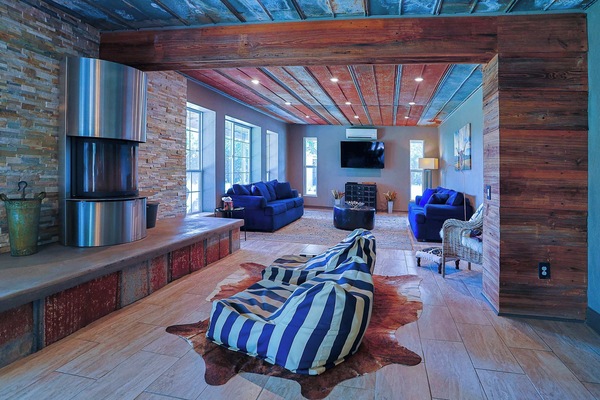 House, Multiple Beds, Hot Tub, Garden View (Willie's Hill Country) | Living area | 42-inch flat-screen TV with digital channels, fireplace